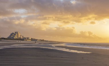 Günbatımında rüzgârlı bir kış gününde kuzey sahili manzarası, millet, uçurtma. Noordwijk, Hollanda