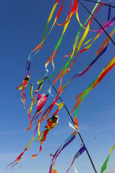 Fargerike Bånd Som Henger Stolper Blå Himmel Bakgrunnsdrage – stockfoto