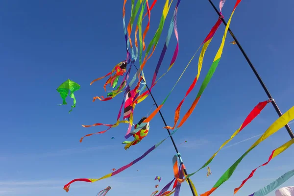 Färgglada Band Hängande Stolpar Blå Himmel Bakgrund Drake Festival — Stockfoto