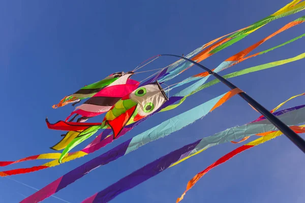 Nastri Colorati Appesi Pali Sfondo Blu Cielo Aquilone Festival — Foto Stock