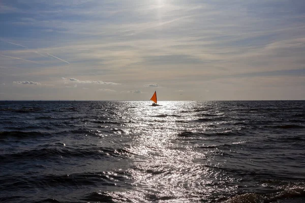 Petit Yacht Romantique Avec Voile Rouge Planches Voile Arrière Plan — Photo