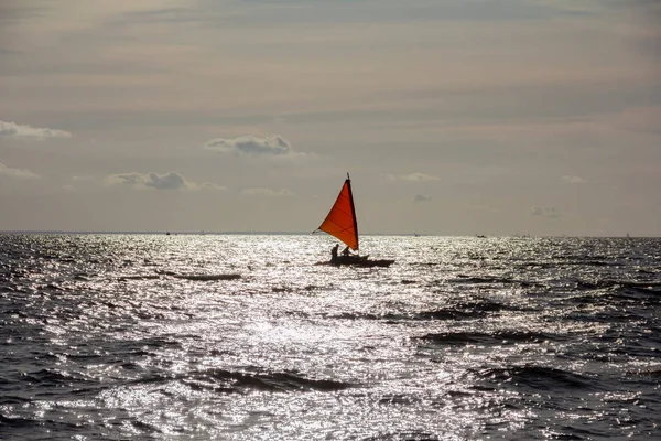 Small Romantic Yacht Red Sail Windsurfers Background Sunny Day — Stock Photo, Image