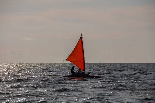 Pequeño Yate Romántico Con Vela Roja Windsurfers Fondo Día Soleado —  Fotos de Stock