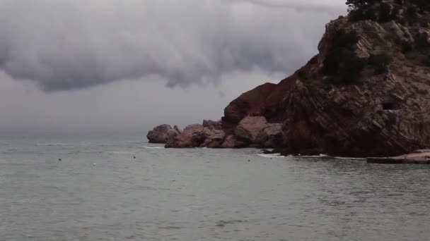 Herbststürmische Skyline Und Der Felsen Schiebt Sich Hinaus Ins Meer — Stockvideo