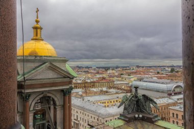 Saint-Petersburg, Rusya 'daki Aziz Isaac Katedrali' nin Colonnade manzarası katedral ve çan kulesinin çatısında meleklerin heykeli.