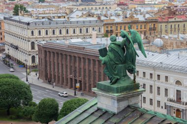 Saint-Petersburg, Rusya 'daki Aziz Isaac Katedrali' nin Colonnade manzarasından, Katedral 'in çatısında heykel