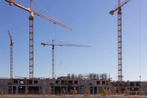Robotnicy Przemysłowi Budowniczowie Twardym Kapeluszem Jednolitym Wylewać Beton Osłonę Montażową — Zdjęcie stockowe