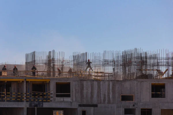 Lavoratori Costruttori Industriali Con Cappello Rigido Uniforme Versano Calcestruzzo Montano — Foto Stock