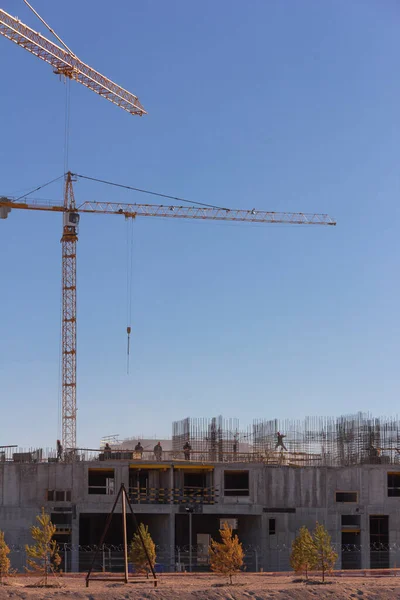 Industriearbeiter Und Bauarbeiter Uniform Gießen Beton Und Montieren Bewehrungsrohre Auf — Stockfoto