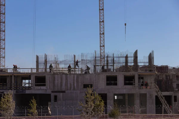 Trabajadores Industriales Constructores Con Hardhat Uniforme Vierten Hormigón Montan Carcasa —  Fotos de Stock