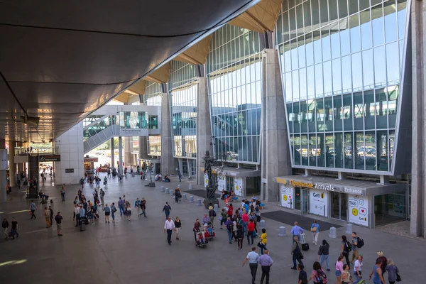 Saint-PETERSBURG, RUSSIA - 24 Haziran 2019: Pulkovo havaalanının kalkış bölgesinin rampasında. Pulkovo Uluslararası Havalimanı - dış bina. Valizli turistler.