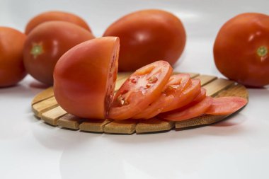 Dilimlenmiş domates gemide yalan