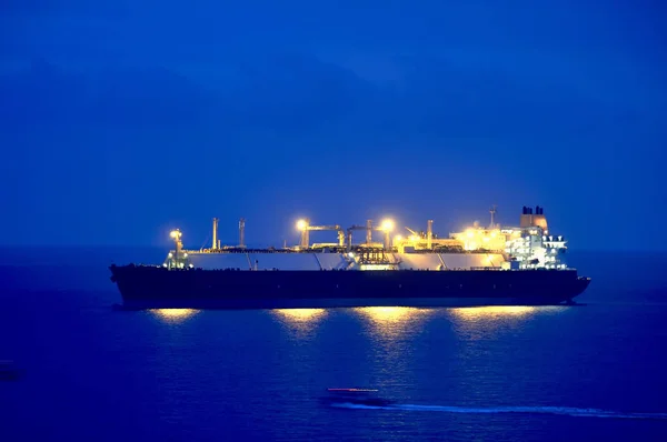 Indústria do petróleo e do gás - petroleiro de gás natural liquefeito GNL — Fotografia de Stock