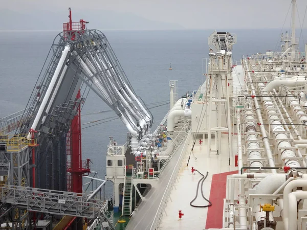 Lng laden wapens aanzuiveringstermijn belasting/Lng lading van vloeibaar aardgas tanker — Stockfoto