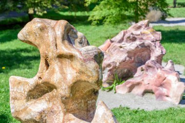 Soyut küçük bahçe heykeli 