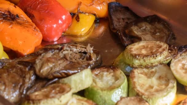 Carne y verduras asadas al aire libre — Vídeos de Stock