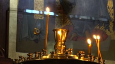 Bir şamdan mumlar yanık