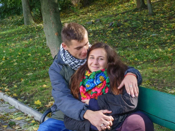 Enamorado chico y chica — Foto de Stock