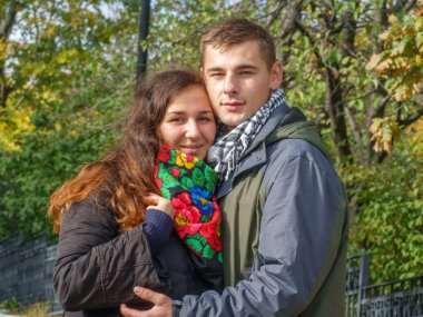 Genç sevgi dolu adam ve kız