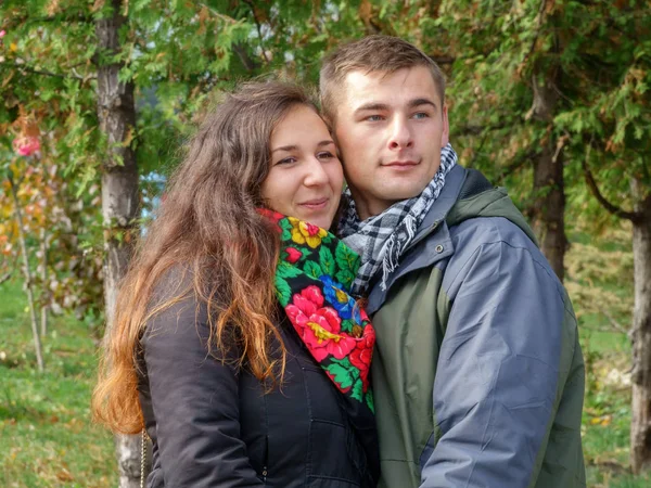 Genç sevgi dolu adam ve kız