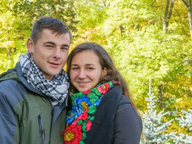 Genç sevgi dolu adam ve kız