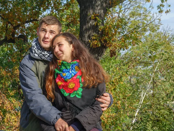 Genç sevgi dolu adam ve kız