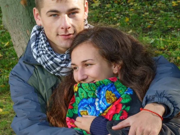 Jeune homme et fille aimant — Photo