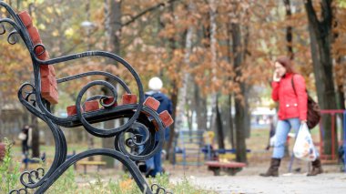 Park bankında bir şehir parkı 