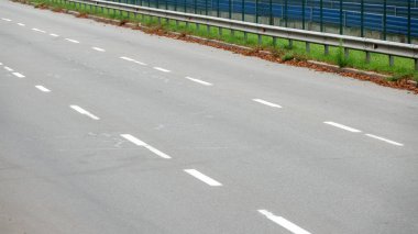 Bir şehir Asfaltlı yol işaretleri ile