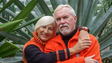 Mutlu güzel yaşlı evli çift