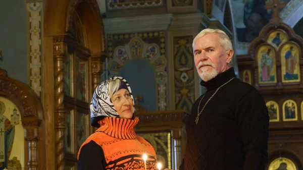 Pareja de ancianos casados en iglesia ortodoxa — Foto de Stock