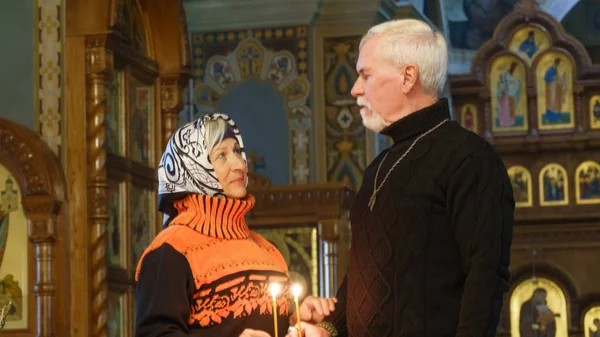 Elderly married couple in orthodox church — Stock Photo, Image