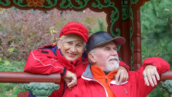 幸せな美しい高齢者夫婦 — ストック写真