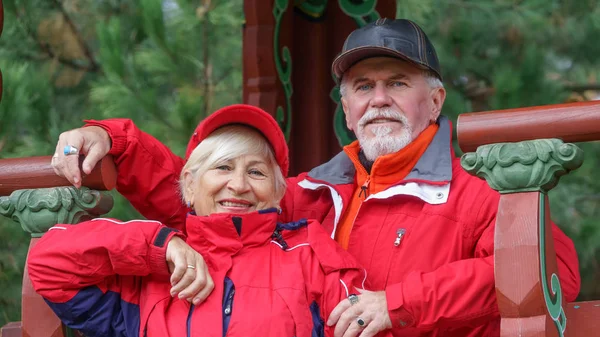 Mutlu güzel yaşlı evli çift — Stok fotoğraf