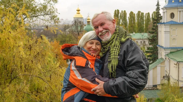 Mutlu güzel yaşlı evli çift