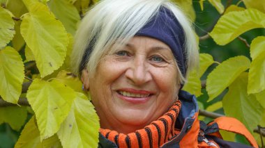 sevimli yaşlı kadın 