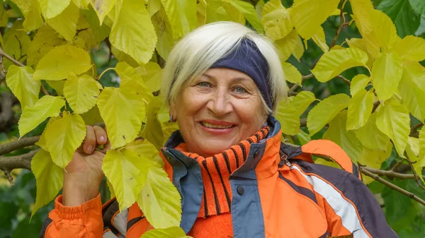 sevimli yaşlı kadın 