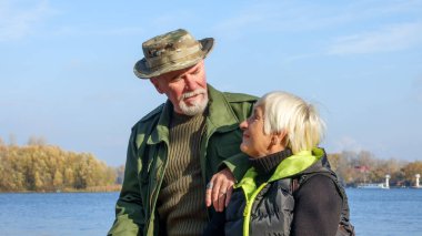 Sevgi dolu bir yaşlı çift portresi 