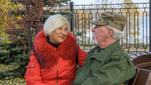 Portrét milující starší pár — Stock fotografie