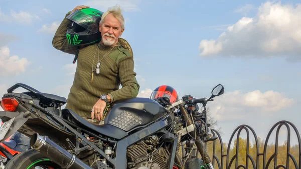 一个快乐的老人用摩托车的肖像 — 图库照片