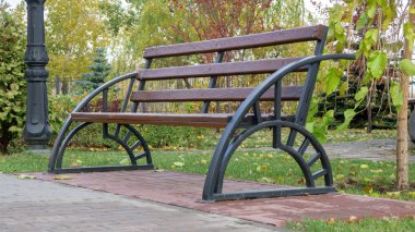 Park bankında bir şehir parkı 