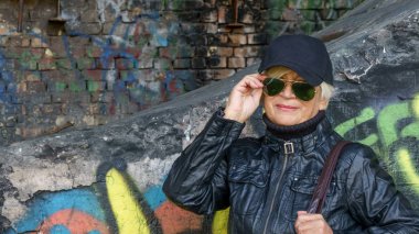 Kendinden emin bir yaşlı kadın portresi