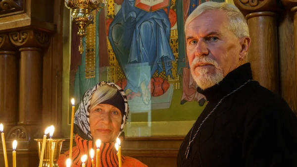 Elderly married couple in orthodox church — Stock Photo, Image