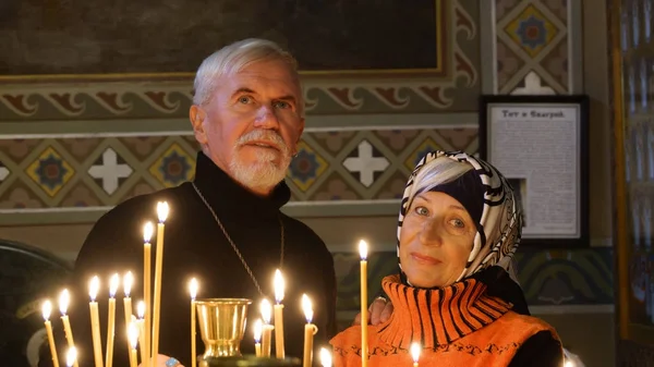 Äldre gift par i ortodoxa kyrkan — Stockfoto