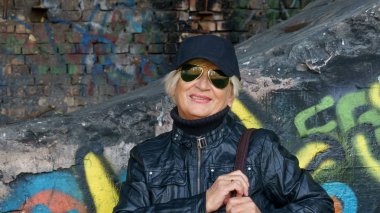 Kendinden emin bir yaşlı kadın portresi