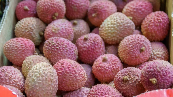 Färska mogna söta litchi frukt — Stockfoto