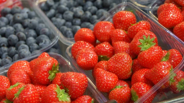 Taze çilek ve yabanmersini.