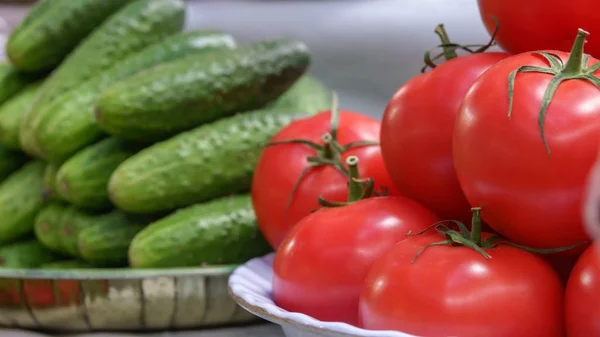 Tomates fraîches mûres et concombres — Photo