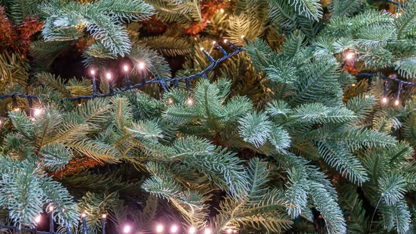 Groene kunstmatige kerstboom — Stockfoto
