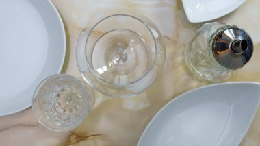 Beyaz mutfak eşyaları yemek ile natürmort